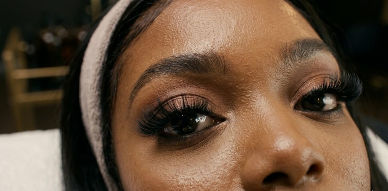 Après la pose : regard sublimé par les cils clusters